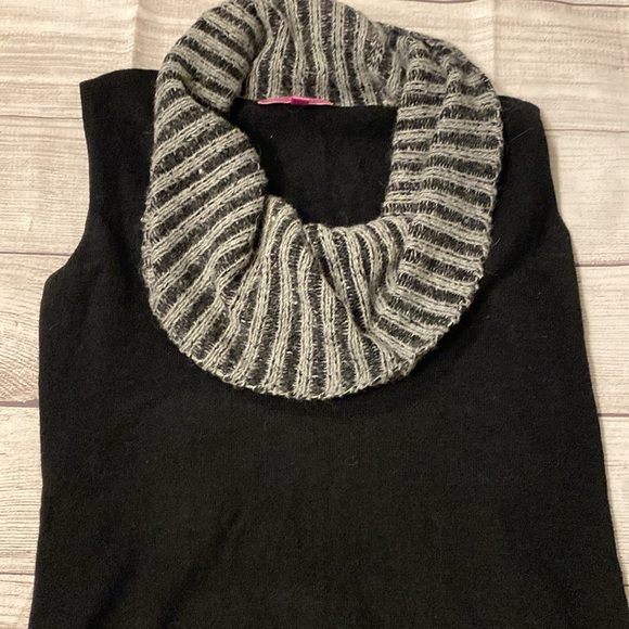Sleeveless cowl/turtleneck sweater - Picture 2 of 3